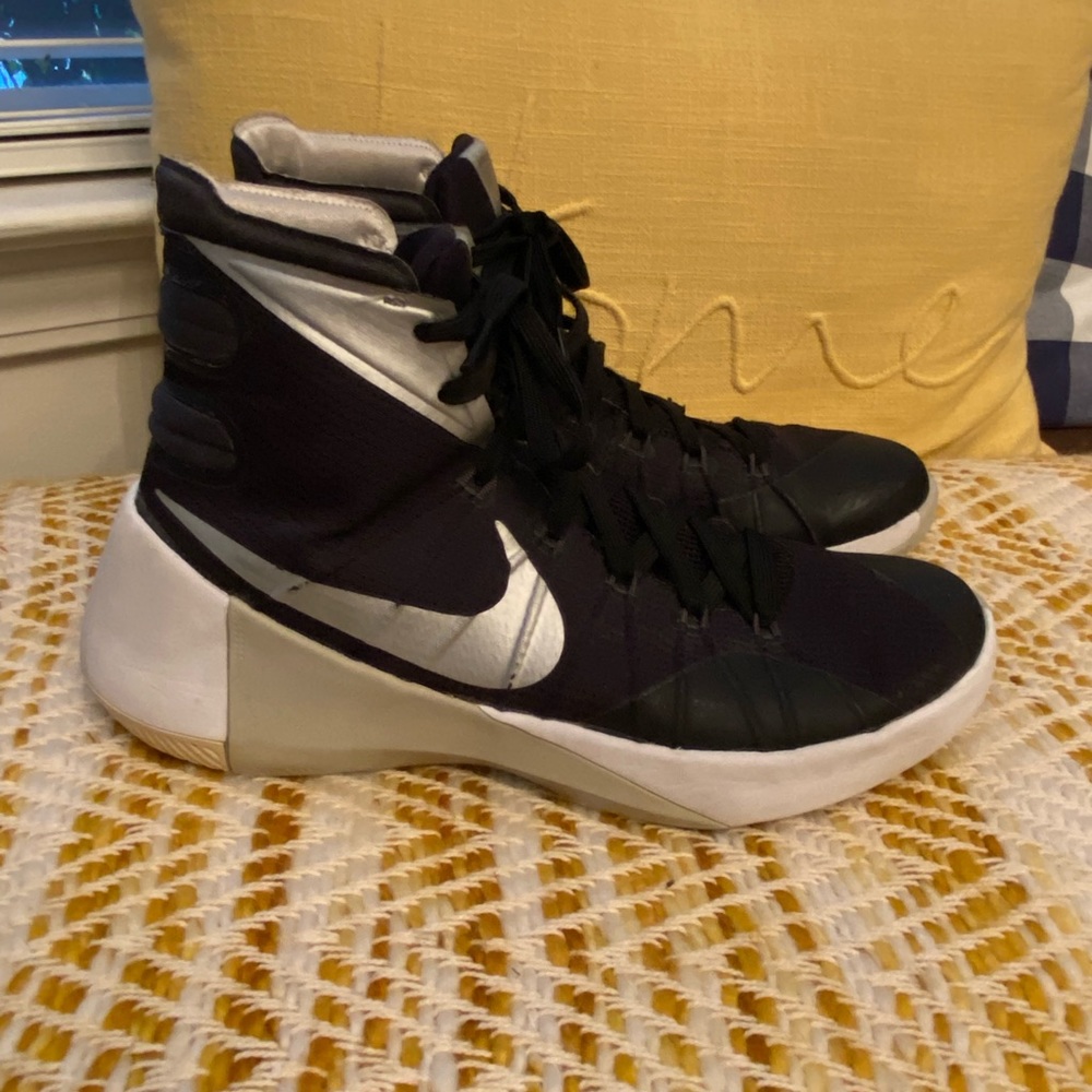 Nike Hyperdunk Shoed - image 1